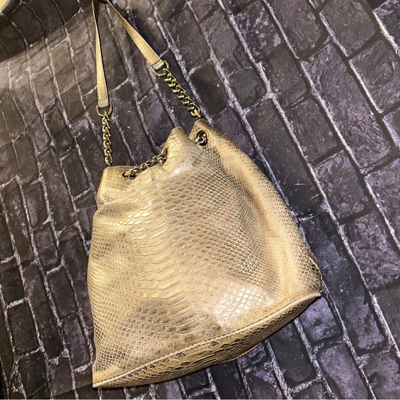 Michael Kors FRANKIE Embossed
Leather Glossy Silver Metallic Python
Bucket Bag - Picture 2 of 16
